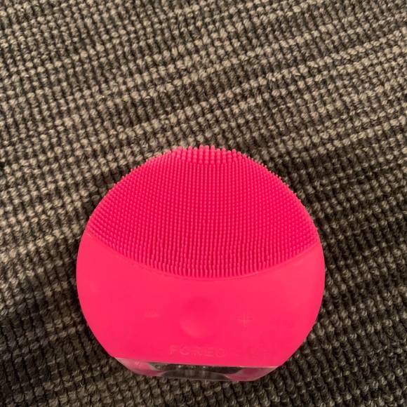 FOREO LUNA™ play plus 2 hot pink. includes charger - Picture 2 of 3